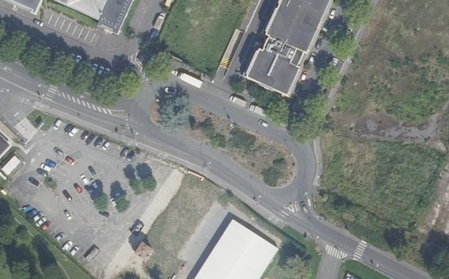 Vue aérienne du Rond-point anonyme n°79544422