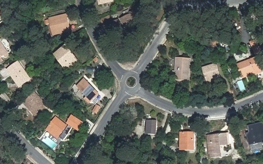 Vue aérienne du Rond-point anonyme n°795808934