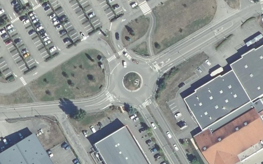 Vue aérienne du Rond-point anonyme n°79616922