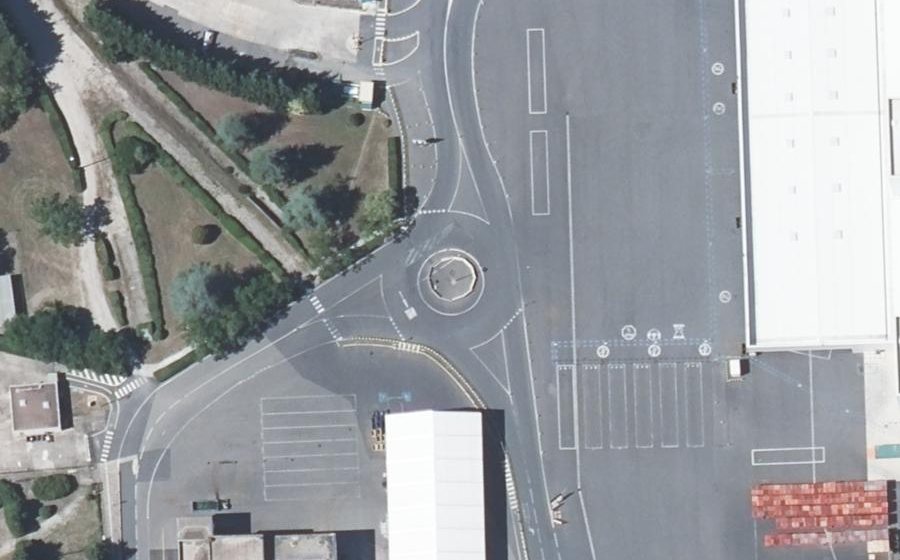 Vue aérienne du Rond-point anonyme n°796251449