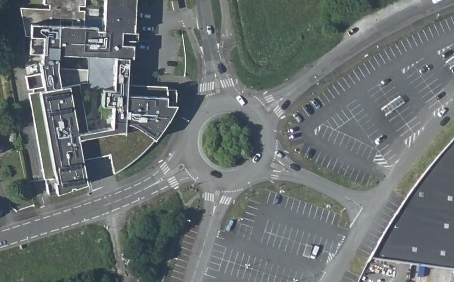 Vue aérienne du Rond-point anonyme n°79631408