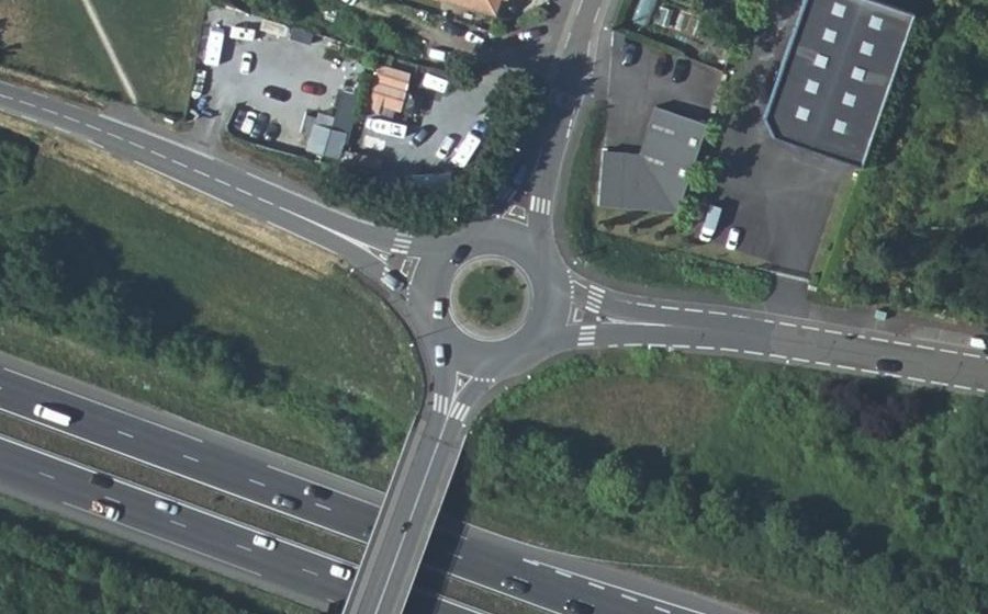Vue aérienne du Rond-point anonyme n°79634242