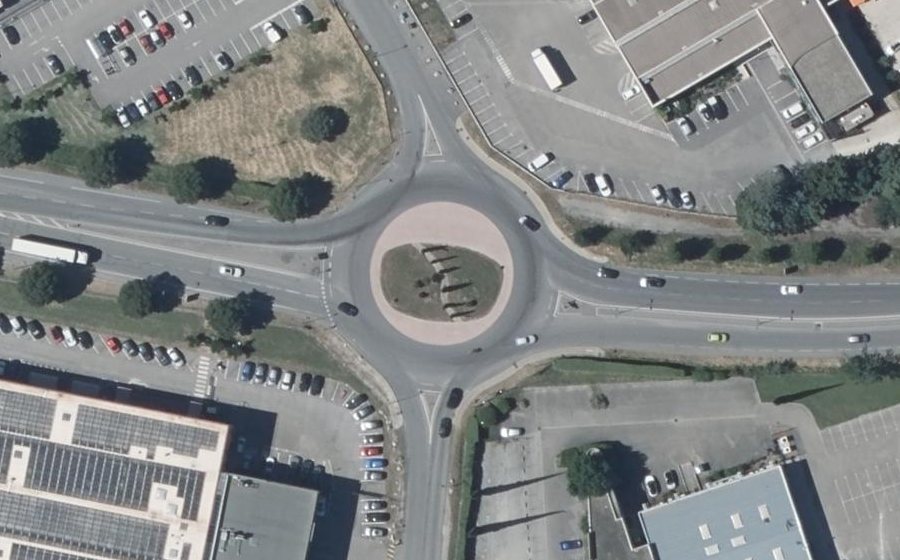Vue aérienne du Rond-point anonyme n°796485597