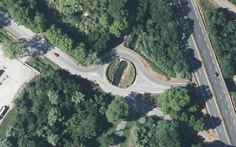 Vue aérienne du Rond-point anonyme n°79650475