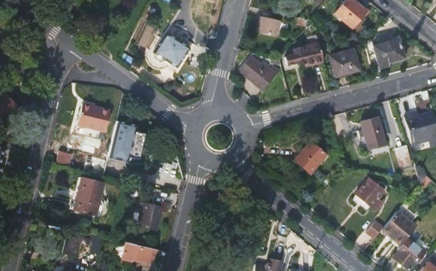Vue aérienne du Rond-point anonyme n°79650538
