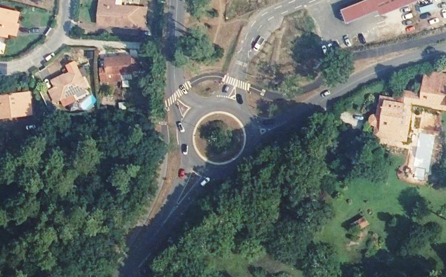 Vue aérienne du Rond-point anonyme n°79679674