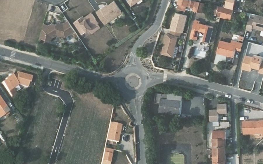 Vue aérienne du Rond-point anonyme n°79690212