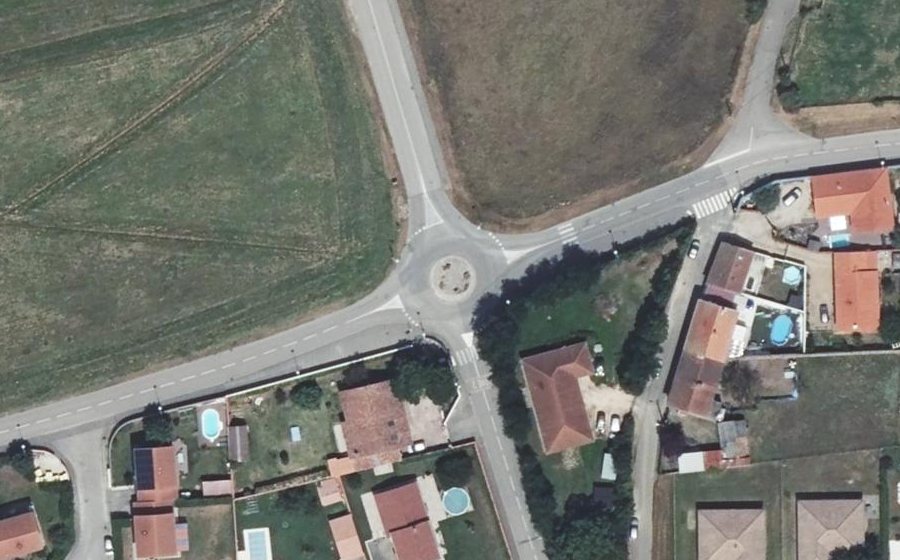 Vue aérienne du Rond-point anonyme n°79739515