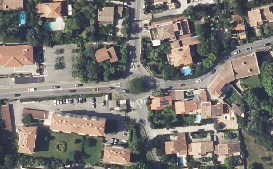 Vue aérienne du Rond-point anonyme n°79759189
