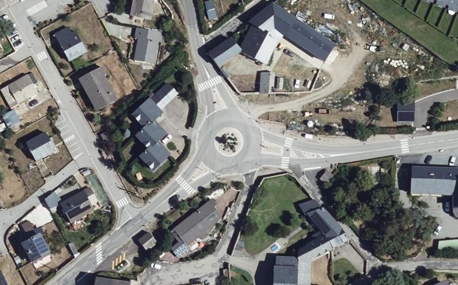 Vue aérienne du Rond-point anonyme n°79759263