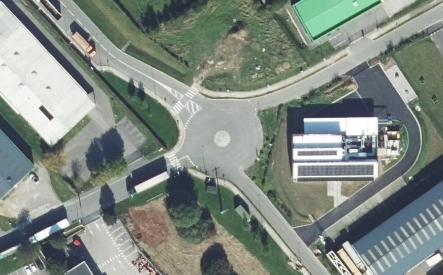Vue aérienne du Rond-point anonyme n°79795431
