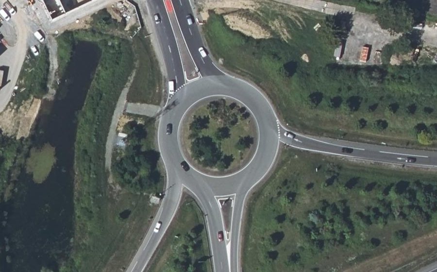Vue aérienne du Rond-point anonyme n°79797371
