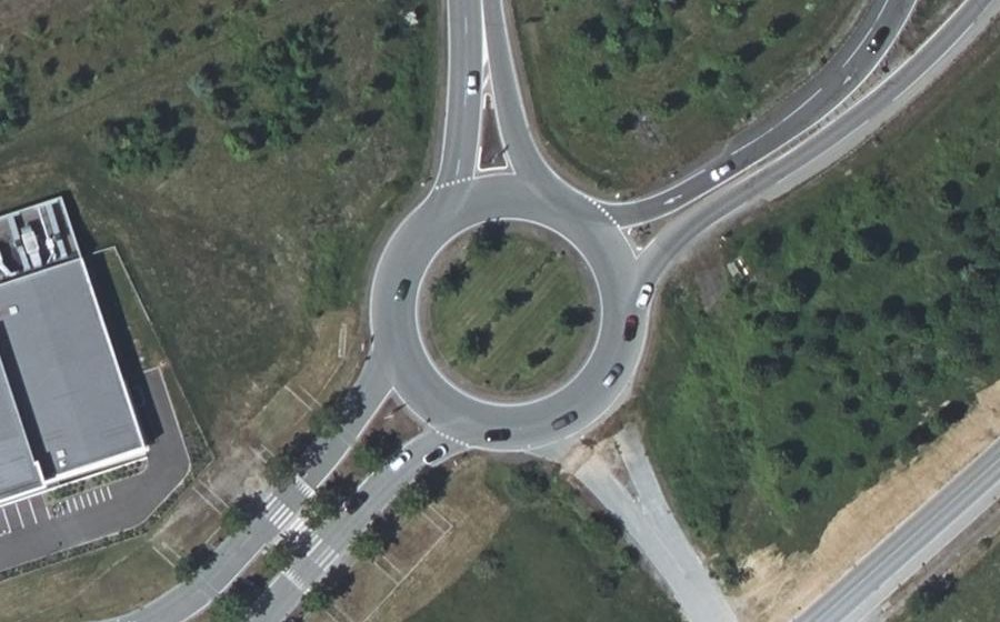 Vue aérienne du Rond-point anonyme n°79797393