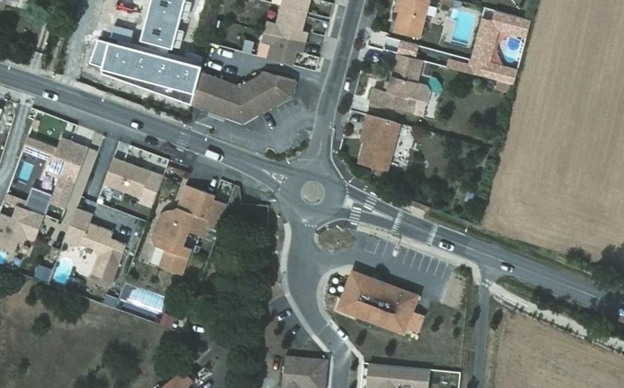 Vue aérienne du Rond-point anonyme n°79813547