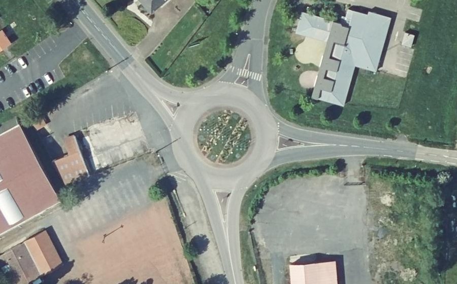 Vue aérienne du Rond-point anonyme n°79814722