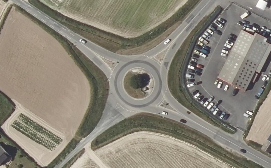 Vue aérienne du Rond-point anonyme n°79815537