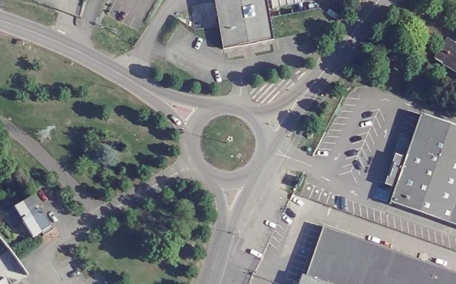Vue aérienne du Rond-point anonyme n°79868434