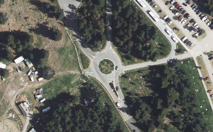 Vue aérienne du Rond-point anonyme n°79868553