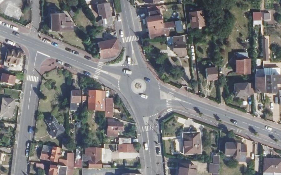 Vue aérienne du Rond-point anonyme n°799210839