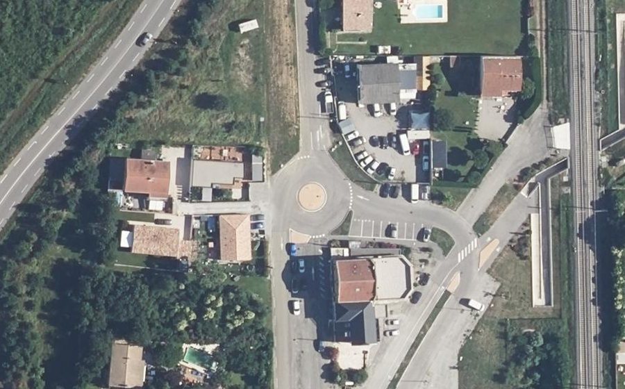 Vue aérienne du Rond-point anonyme n°799346588