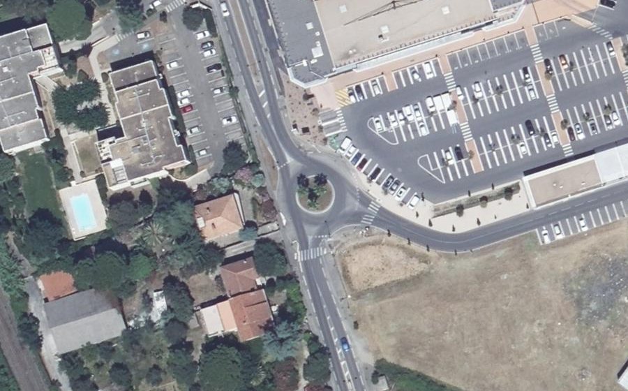 Vue aérienne du Rond-point anonyme n°79945972
