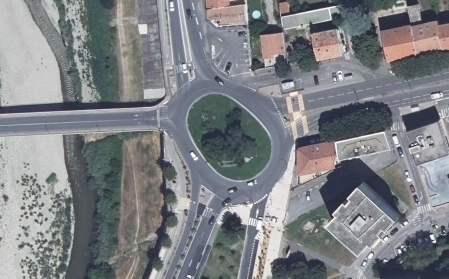 Vue aérienne du Rond-point anonyme n°79947834