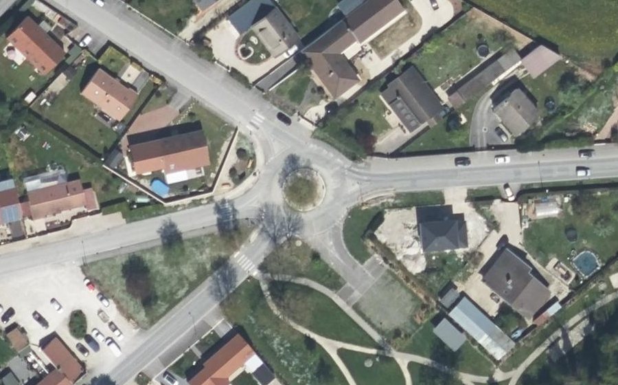 Vue aérienne du Rond-point anonyme n°79962753