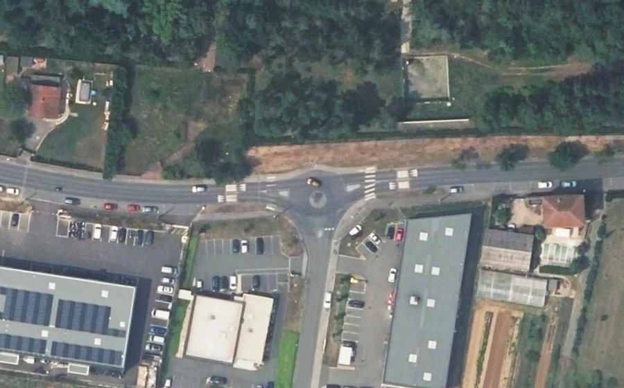 Vue aérienne du Rond-point anonyme n°800483455