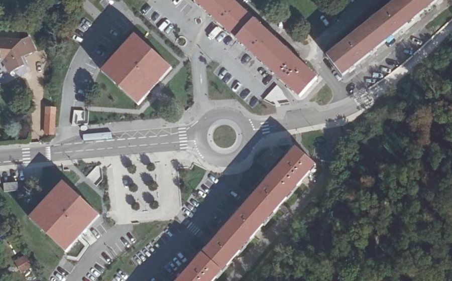 Vue aérienne du Rond-point anonyme n°801276756
