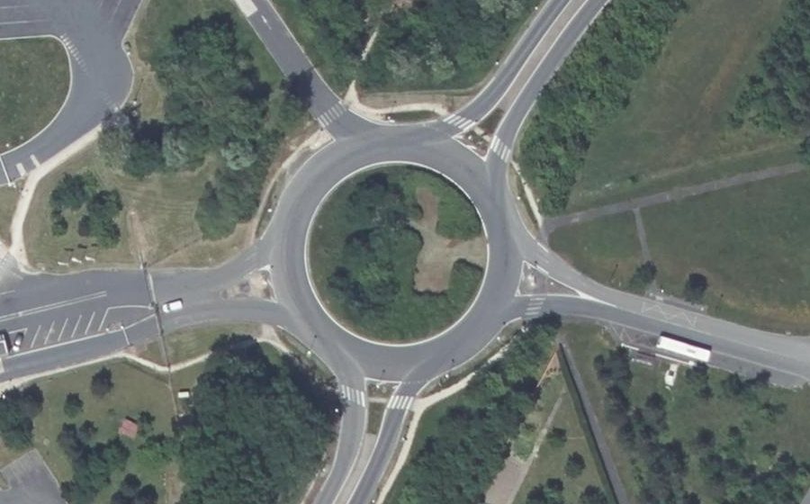 Vue aérienne du Rond-point anonyme n°80194630