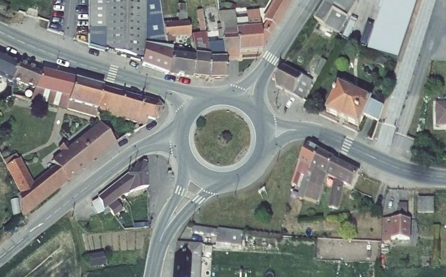 Vue aérienne du Rond-point anonyme n°80299288