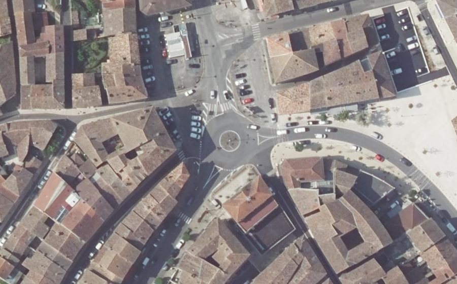 Vue aérienne du Rond-point anonyme n°80313487