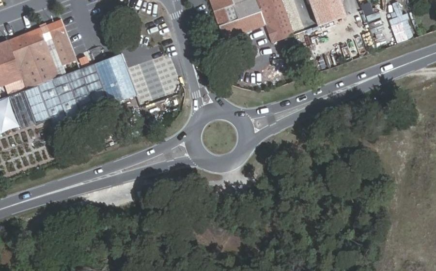 Vue aérienne du Rond-point anonyme n°80323713