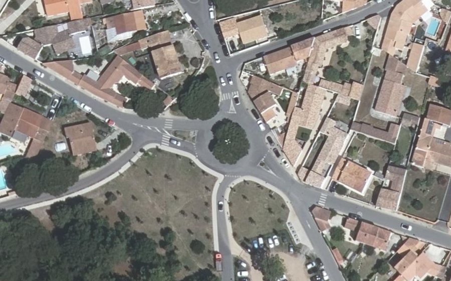 Vue aérienne du Rond-point anonyme n°80324676
