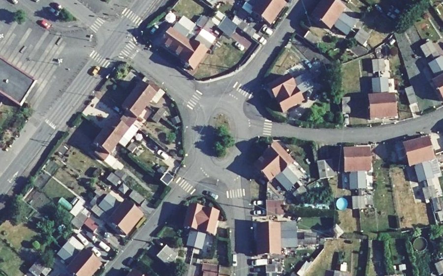 Vue aérienne du Rond-point anonyme n°80340656