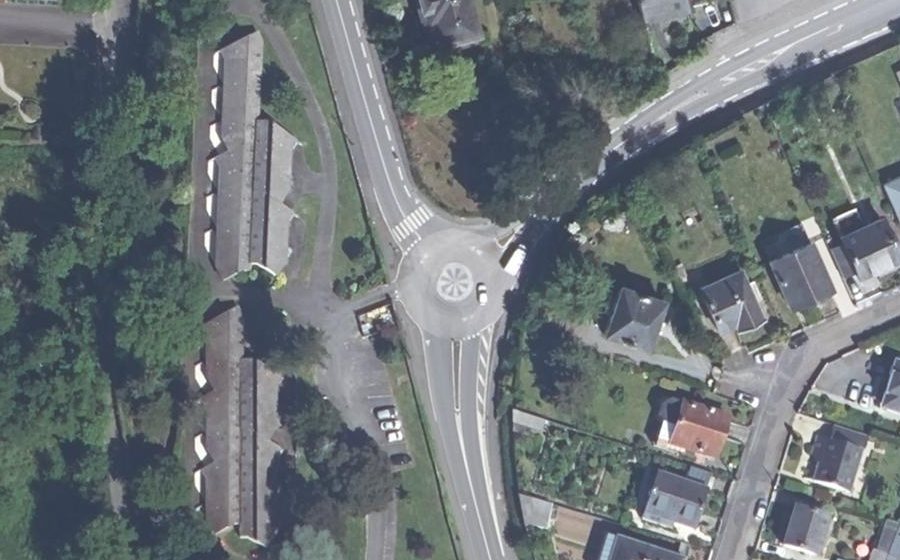 Vue aérienne du Rond-point anonyme n°80363425