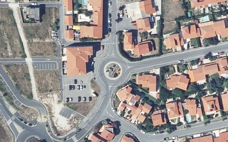 Vue aérienne du Rond-point anonyme n°80374841