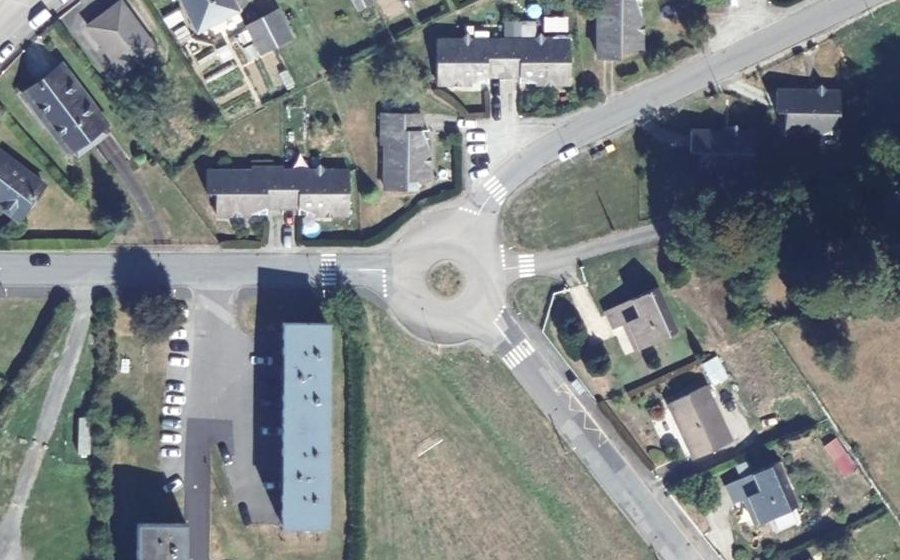 Vue aérienne du Rond-point anonyme n°80378684