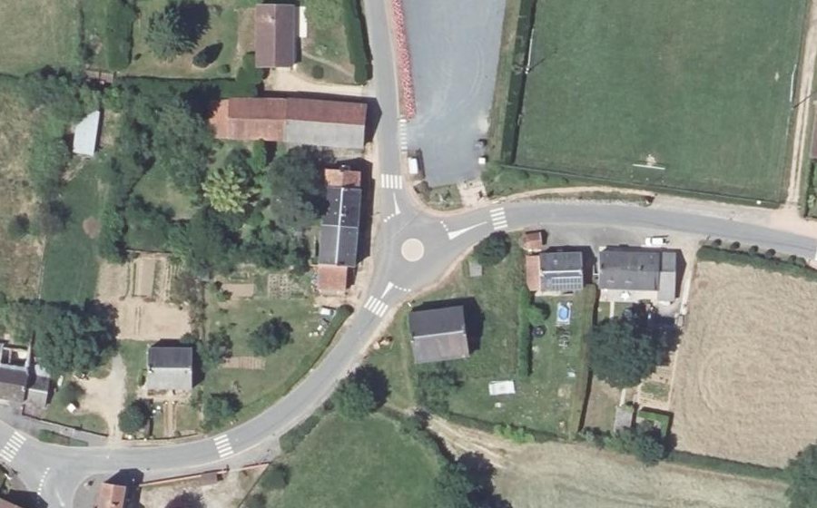 Vue aérienne du Rond-point anonyme n°80391149