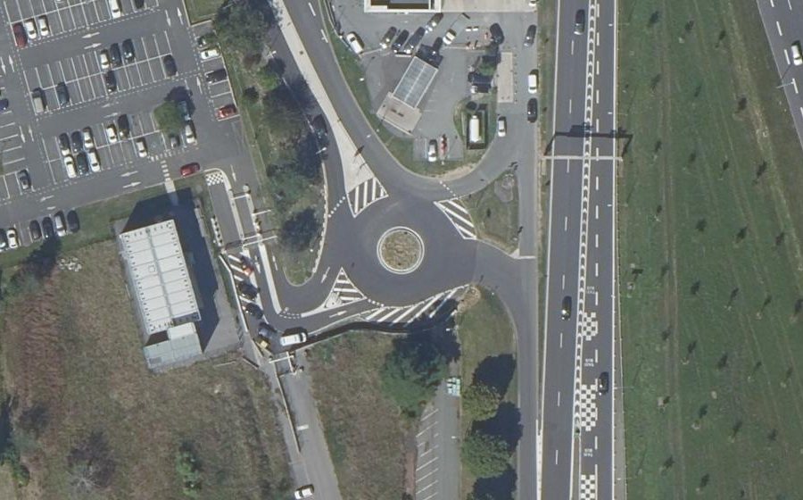 Vue aérienne du Rond-point anonyme n°804064077