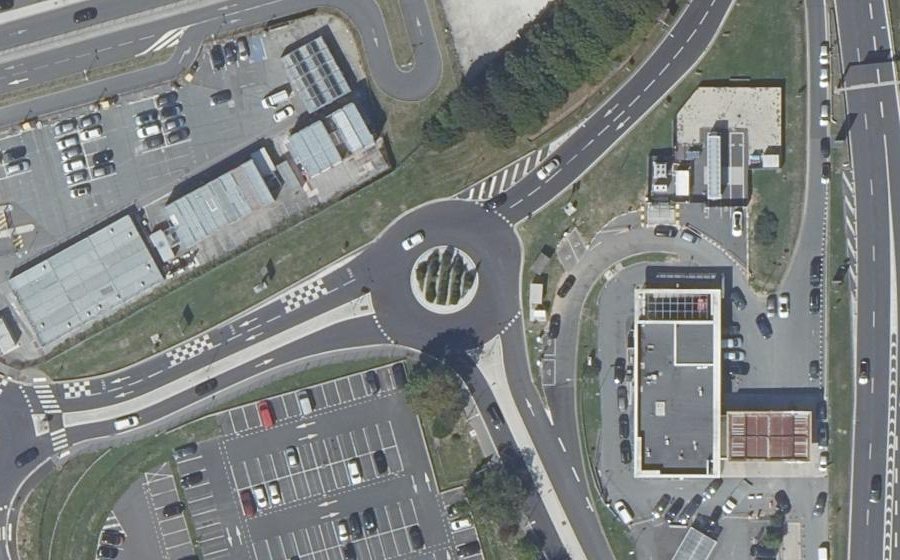 Vue aérienne du Rond-point anonyme n°804064078