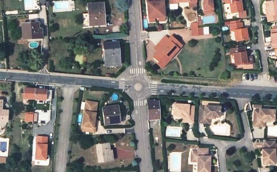 Vue aérienne du Rond-point anonyme n°804258632