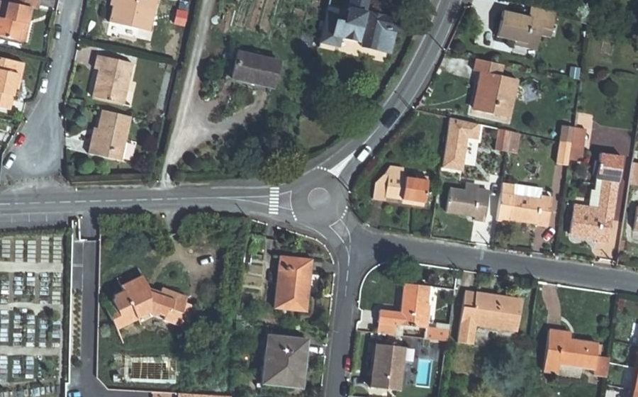Vue aérienne du Rond-point anonyme n°804574196