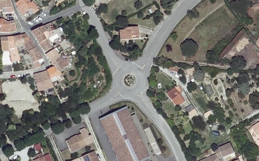 Vue aérienne du Rond-point anonyme n°80458063