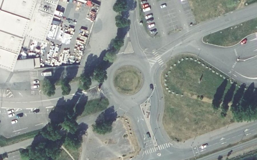 Vue aérienne du Rond-point anonyme n°80459532