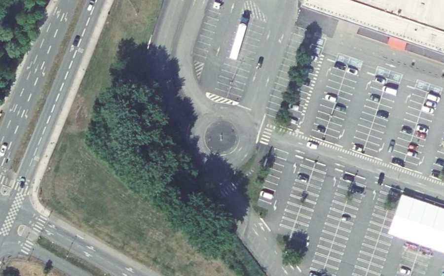 Vue aérienne du Rond-point anonyme n°80459569