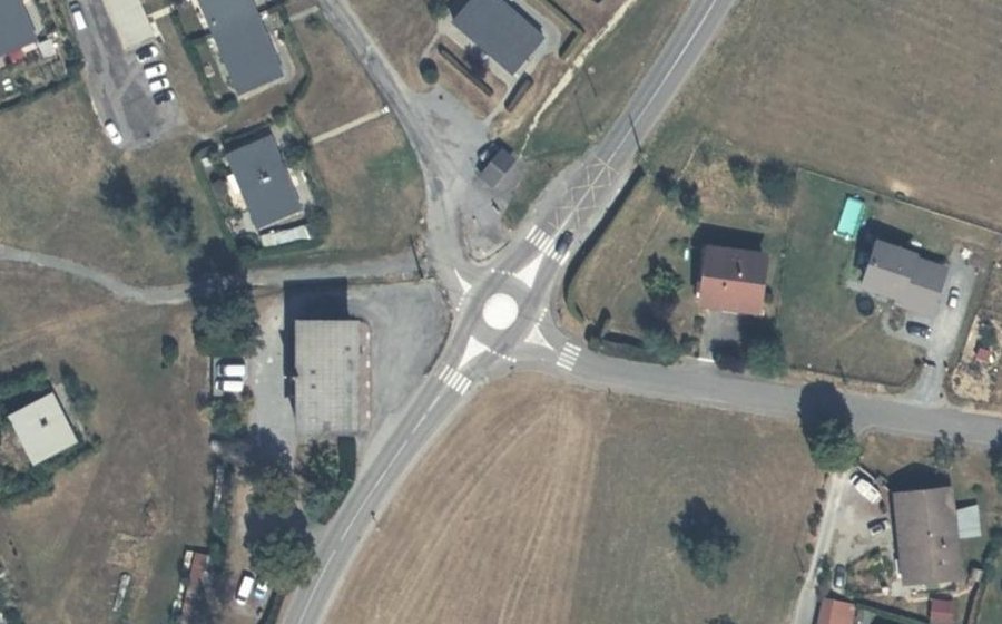 Vue aérienne du Rond-point anonyme n°804664573