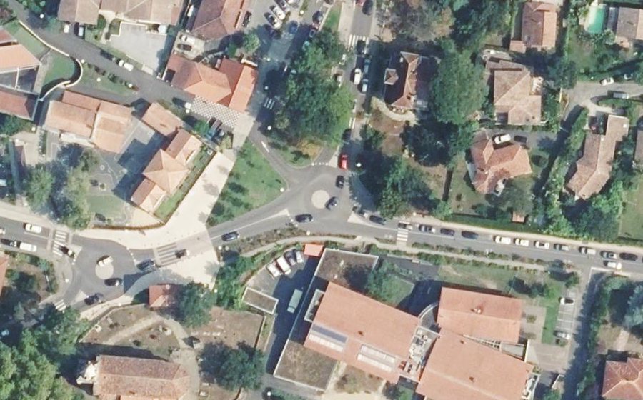 Vue aérienne du Rond-point anonyme n°804834415