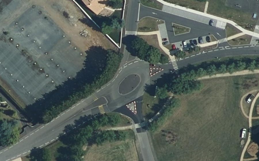 Vue aérienne du Rond-point anonyme n°80498172