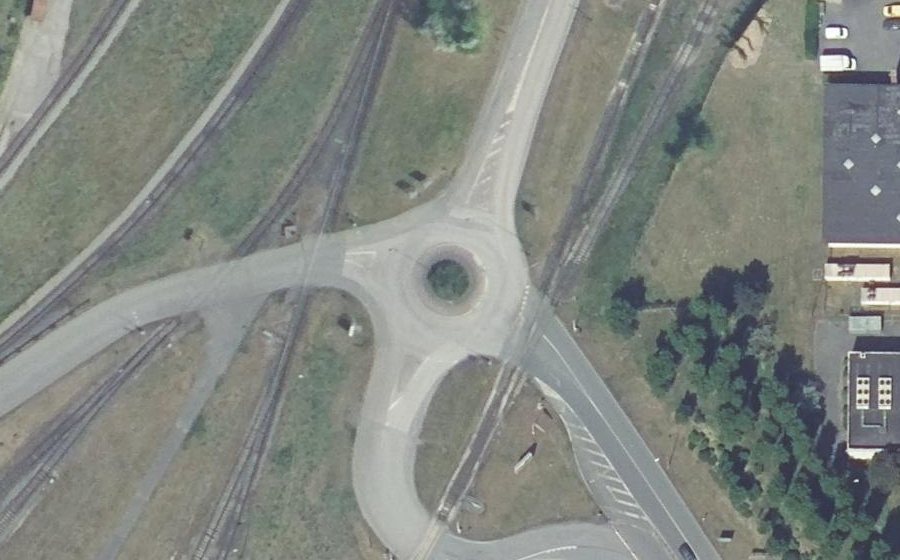 Vue aérienne du Rond-point anonyme n°80502648